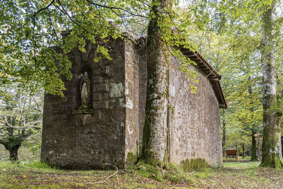 Vizcaya - parque natural de Urkiola 15 - ermita del Santo Cristo.jpg